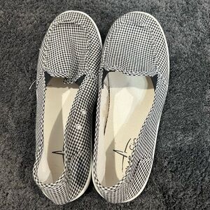 🎄 3 for $10 Blue Fin slip-ons Size 9